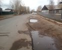 с. Турунтаево, ул. Комарова, стоянка у ЦРБ. Дорога и стоянка узкие, авто на стоянке занимают и проезжую часть. Необходимо расширить и сместить полотно дороги на юг, а  между стоянкой и заборм больницы уложить тротуар, а то люди переваливают через бардюр на тропинку котрая или грязная или пыльная что существенно влияет на гигиену в помещении поликлиники.