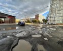 Выбоены на подъезде к домам по адресу Вокзальная 93 и Вокзальная 93/2