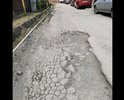 В районе школы № 5 им.Ю.Гагарина, по ул. Первомайское кольцо, отвратительное состояние дороги- она просевшая, неровная, в огромных ямах, автомобили с трудом там проезжают. На фото всё видно !  И в таком состоянии дорога уже давно, как минимум с прошлой осени, хотя рядом социальный объект - школа ! Родители привозят детей на занятия и паркуются частично на тротуаре, но по оставшейся части дороги невозможно нормально передвигаться, она вся разбитая !!! Необходимо срочно устранить данный дефект, т.к. он угрожает безопасности детей и водителей !