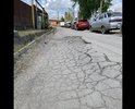 В районе школы № 5 им.Ю.Гагарина, по ул. Первомайское кольцо, отвратительное состояние дороги- она просевшая, неровная, в огромных ямах, автомобили с трудом там проезжают. На фото всё видно !  И в таком состоянии дорога уже давно, как минимум с прошлой осени, хотя рядом социальный объект - школа ! Родители привозят детей на занятия и паркуются частично на тротуаре, но по оставшейся части дороги невозможно нормально передвигаться, она вся разбитая !!! Необходимо срочно устранить данный дефект, т.к. он угрожает безопасности детей и водителей !
