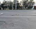 Колея, ямы, выступающий над проезжей частью дороги канализационный люк в районе перекрёстка (схождения) улиц Коминтерна, Шмидта, Комсомольская.