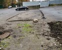 После окончания ремонтно-восстановительных работ на инженерных сетях не завершено восстановление асфальтового покрытия на проезжей части дороги.
