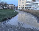 Двор весь в ямах! Детям не где гулять во дворе , все разбитое, грязь лужи.