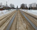 Почти месяц такая колея, поворачивать к дому невозможно, приходиться ехать до ближайшего перекрестка что бы развернуться и заехать домой, была оттепель можно было грейдером сравнять это дело но нет, грейдер проехал по по обочине и то когда опять все это примерзло.Как то так вот!!! Спасибо за внимание!