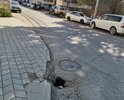 Яма на проезжей части дороги по улице Кириченко, в районе дома 12А.