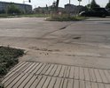Ямы более 5см, дорога вся в волнах, не по ГОСТ, колодца проваленны.